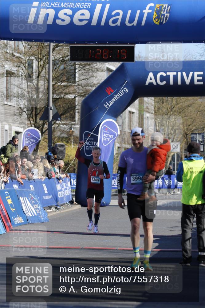 06.04.2025 - 44. Internationalen Wilhelmsburger Insellauf A. Gomolzig http://msf.ph/oto/7557318 06.04.2025 10:18:17 Ziel 3368, 3994 meine-sportfotos.de
