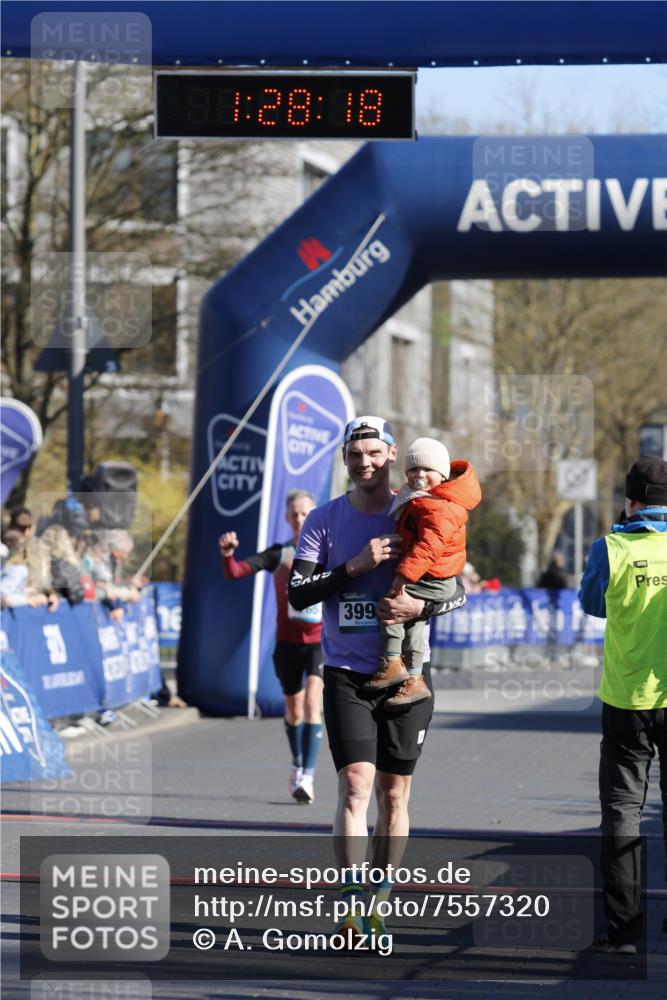06.04.2025 - 44. Internationalen Wilhelmsburger Insellauf A. Gomolzig http://msf.ph/oto/7557320 06.04.2025 10:18:16 Ziel 3368, 3994 meine-sportfotos.de