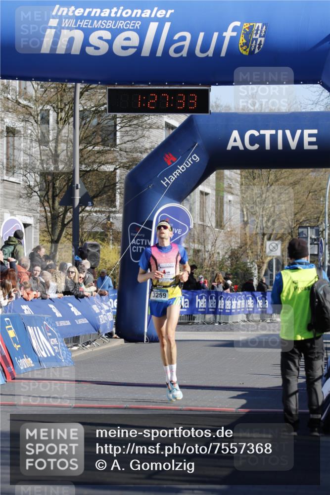 06.04.2025 - 44. Internationalen Wilhelmsburger Insellauf A. Gomolzig http://msf.ph/oto/7557368 06.04.2025 10:17:31 Ziel 3259, 4096, 4230 meine-sportfotos.de
