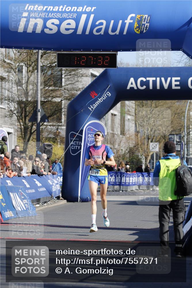 06.04.2025 - 44. Internationalen Wilhelmsburger Insellauf A. Gomolzig http://msf.ph/oto/7557371 06.04.2025 10:17:31 Ziel 3259, 4096, 4230 meine-sportfotos.de