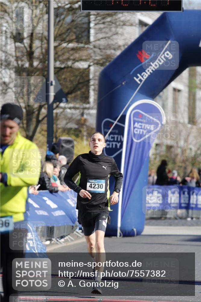 06.04.2025 - 44. Internationalen Wilhelmsburger Insellauf A. Gomolzig http://msf.ph/oto/7557382 06.04.2025 10:17:25 Ziel 4096, 4230 meine-sportfotos.de