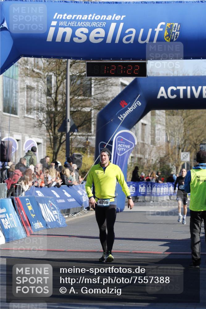 06.04.2025 - 44. Internationalen Wilhelmsburger Insellauf A. Gomolzig http://msf.ph/oto/7557388 06.04.2025 10:17:21 Ziel 4096 meine-sportfotos.de