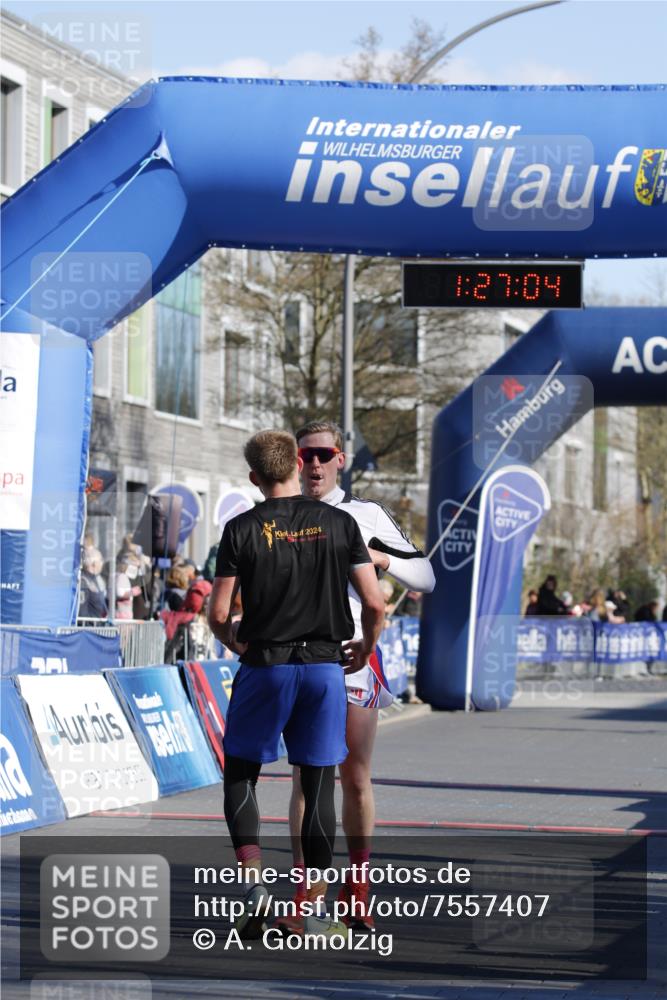 06.04.2025 - 44. Internationalen Wilhelmsburger Insellauf A. Gomolzig http://msf.ph/oto/7557407 06.04.2025 10:17:02 Ziel 3600, 4570 meine-sportfotos.de