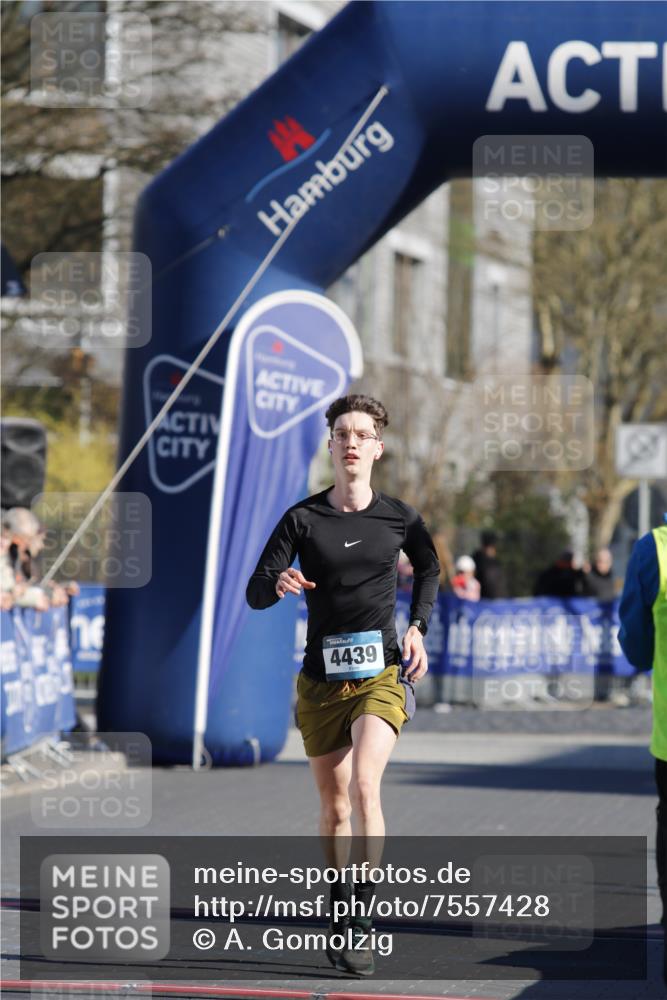 06.04.2025 - 44. Internationalen Wilhelmsburger Insellauf A. Gomolzig http://msf.ph/oto/7557428 06.04.2025 10:16:41 Ziel 4439 meine-sportfotos.de