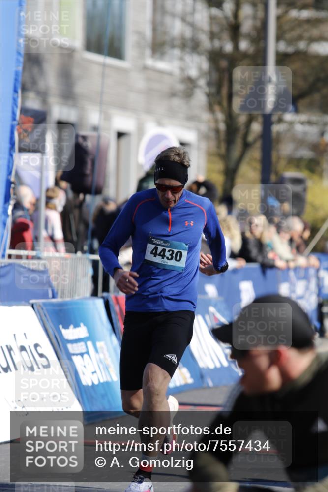 06.04.2025 - 44. Internationalen Wilhelmsburger Insellauf A. Gomolzig http://msf.ph/oto/7557434 06.04.2025 10:16:23 Ziel 4430 meine-sportfotos.de
