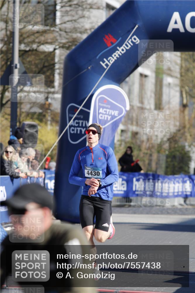 06.04.2025 - 44. Internationalen Wilhelmsburger Insellauf A. Gomolzig http://msf.ph/oto/7557438 06.04.2025 10:16:21 Ziel 4430, 4492 meine-sportfotos.de