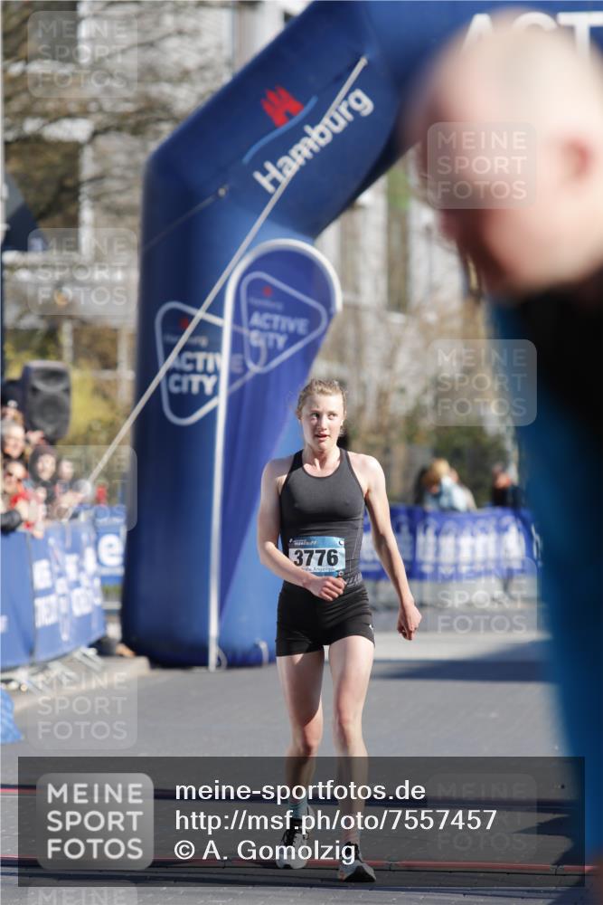 06.04.2025 - 44. Internationalen Wilhelmsburger Insellauf A. Gomolzig http://msf.ph/oto/7557457 06.04.2025 10:15:26 Ziel 3080, 3475, 3776 meine-sportfotos.de
