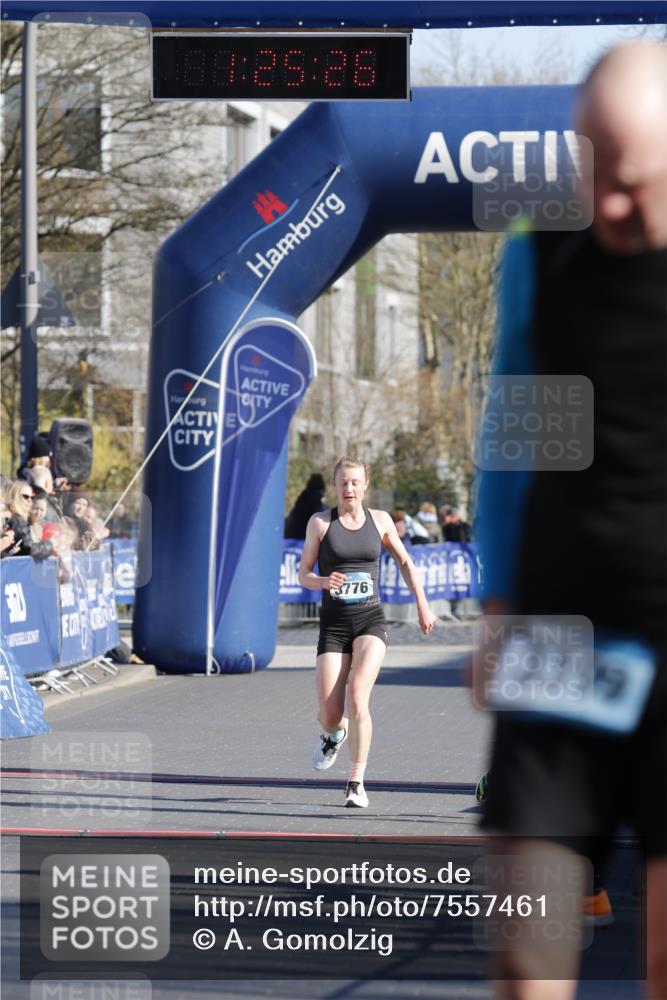 06.04.2025 - 44. Internationalen Wilhelmsburger Insellauf A. Gomolzig http://msf.ph/oto/7557461 06.04.2025 10:15:24 Ziel 3059, 3080, 3475, 3776 meine-sportfotos.de