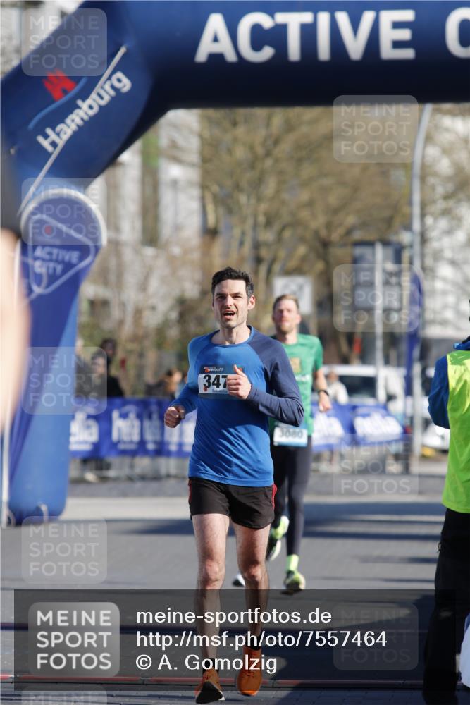 06.04.2025 - 44. Internationalen Wilhelmsburger Insellauf A. Gomolzig http://msf.ph/oto/7557464 06.04.2025 10:15:21 Ziel 3059, 3475, 3557 meine-sportfotos.de