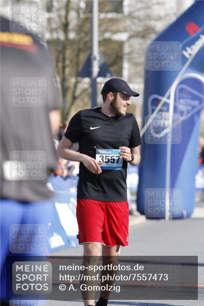 06.04.2025 - 44. Internationalen Wilhelmsburger Insellauf A. Gomolzig http://msf.ph/oto/7557473 06.04.2025 10:15:12 Ziel 3059, 3557 meine-sportfotos.de