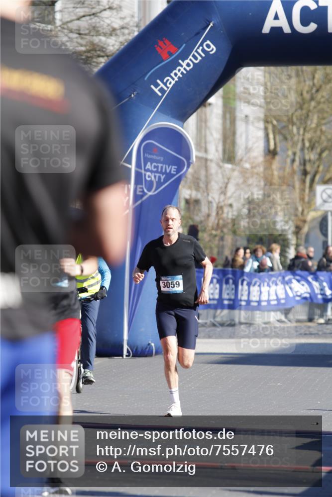 06.04.2025 - 44. Internationalen Wilhelmsburger Insellauf A. Gomolzig http://msf.ph/oto/7557476 06.04.2025 10:15:10 Ziel 3557 meine-sportfotos.de