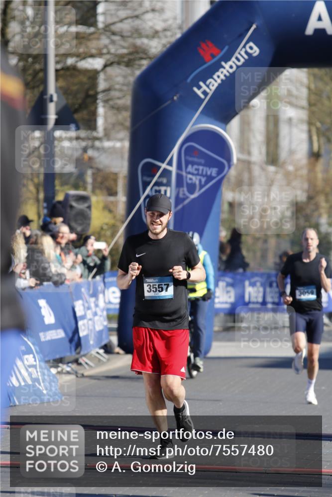 06.04.2025 - 44. Internationalen Wilhelmsburger Insellauf A. Gomolzig http://msf.ph/oto/7557480 06.04.2025 10:15:09 Ziel 3557, 3566 meine-sportfotos.de