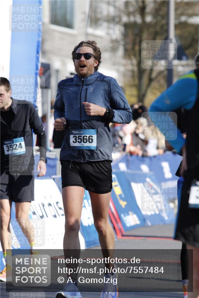 06.04.2025 - 44. Internationalen Wilhelmsburger Insellauf A. Gomolzig http://msf.ph/oto/7557484 06.04.2025 10:14:59 Ziel 3399, 3524, 3566, 3599 meine-sportfotos.de