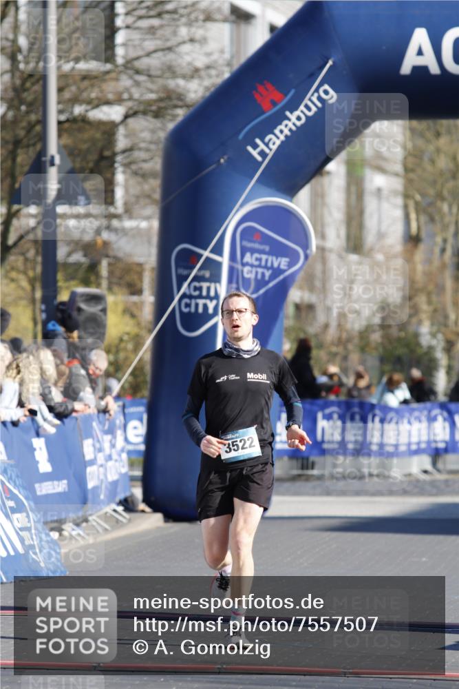 06.04.2025 - 44. Internationalen Wilhelmsburger Insellauf A. Gomolzig http://msf.ph/oto/7557507 06.04.2025 10:14:38 Ziel 3522 meine-sportfotos.de