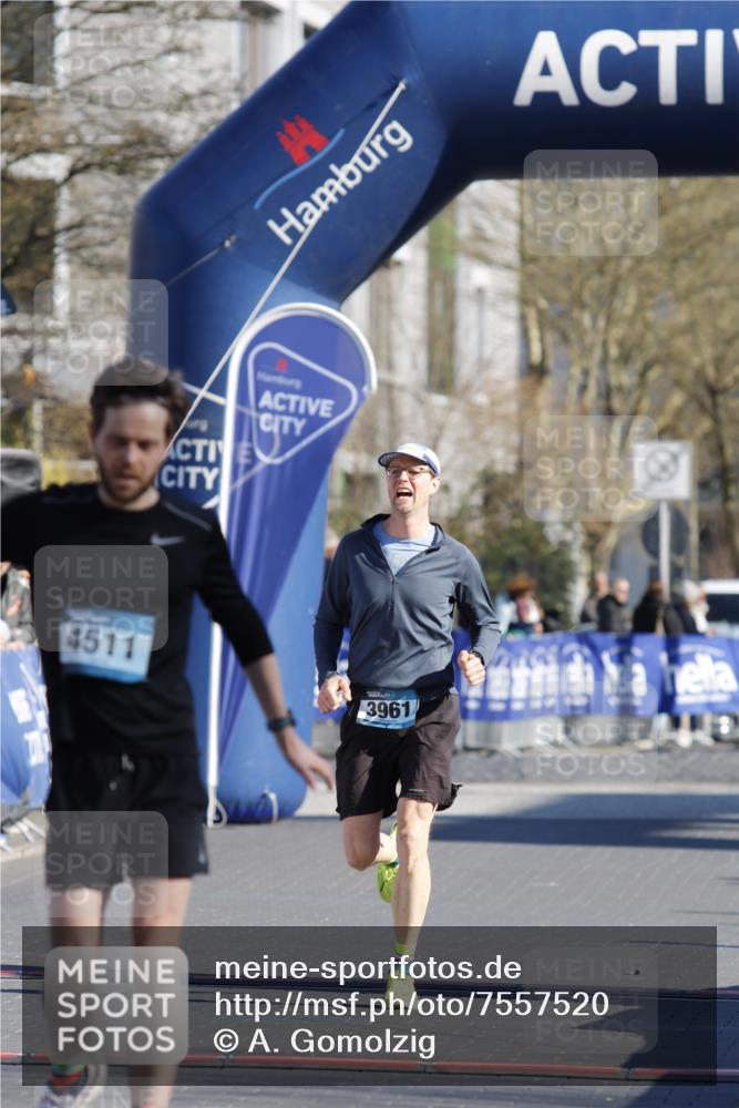 06.04.2025 - 44. Internationalen Wilhelmsburger Insellauf A. Gomolzig http://msf.ph/oto/7557520 06.04.2025 10:14:23 Ziel 3759, 3961, 4511 meine-sportfotos.de