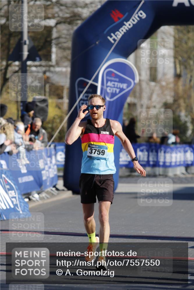 06.04.2025 - 44. Internationalen Wilhelmsburger Insellauf A. Gomolzig http://msf.ph/oto/7557550 06.04.2025 10:14:13 Ziel 3759 meine-sportfotos.de