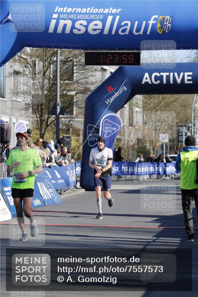 06.04.2025 - 44. Internationalen Wilhelmsburger Insellauf A. Gomolzig http://msf.ph/oto/7557573 06.04.2025 10:13:58 Ziel 3184, 3189, 4052, 4618 meine-sportfotos.de