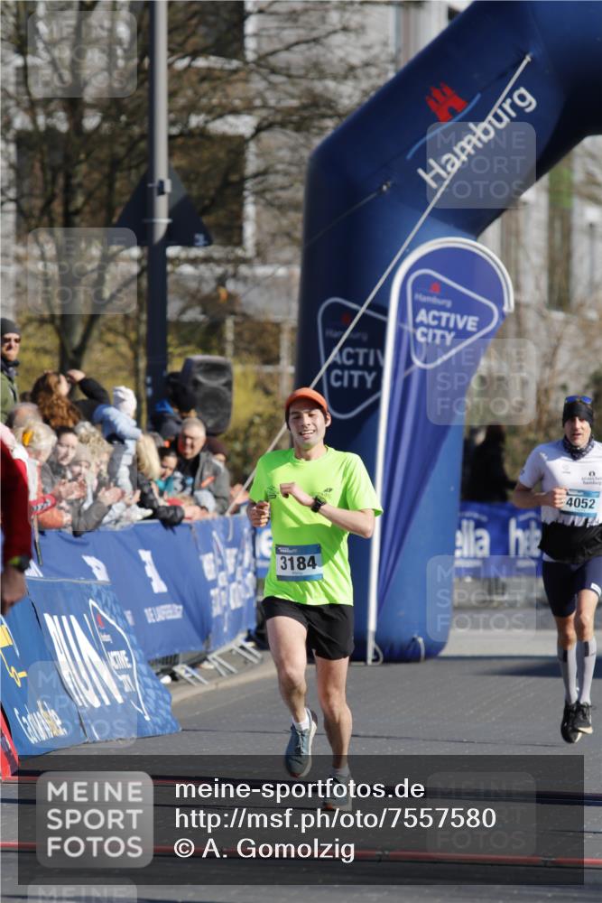 06.04.2025 - 44. Internationalen Wilhelmsburger Insellauf A. Gomolzig http://msf.ph/oto/7557580 06.04.2025 10:13:55 Ziel 3184, 3189, 4618 meine-sportfotos.de