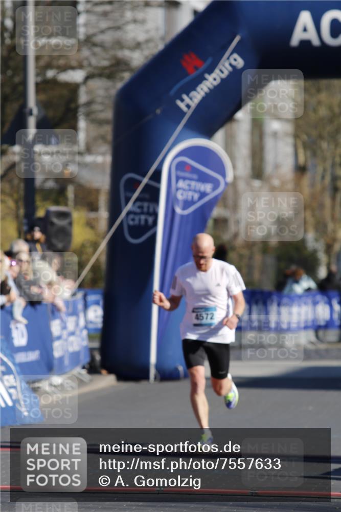 06.04.2025 - 44. Internationalen Wilhelmsburger Insellauf A. Gomolzig http://msf.ph/oto/7557633 06.04.2025 10:13:18 Ziel 4572 meine-sportfotos.de