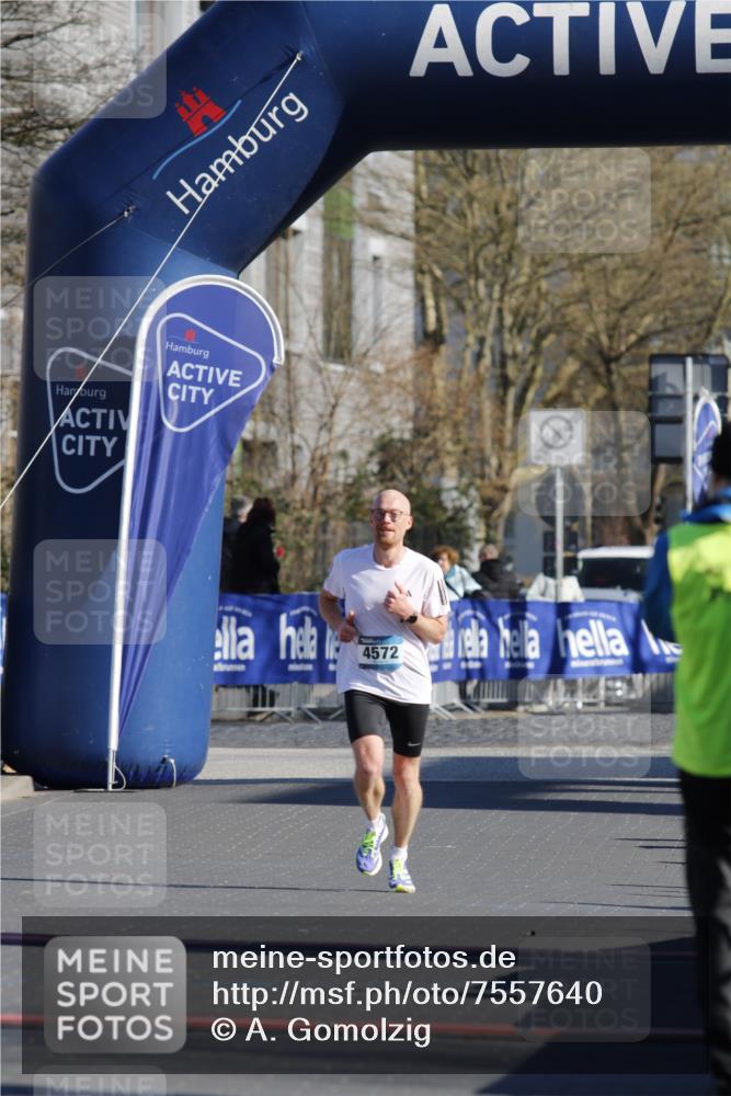 06.04.2025 - 44. Internationalen Wilhelmsburger Insellauf A. Gomolzig http://msf.ph/oto/7557640 06.04.2025 10:13:16 Ziel  meine-sportfotos.de
