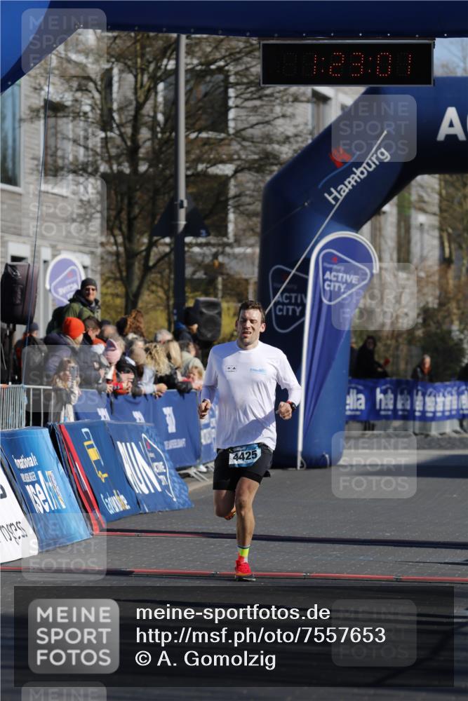 06.04.2025 - 44. Internationalen Wilhelmsburger Insellauf A. Gomolzig http://msf.ph/oto/7557653 06.04.2025 10:12:59 Ziel 4425 meine-sportfotos.de