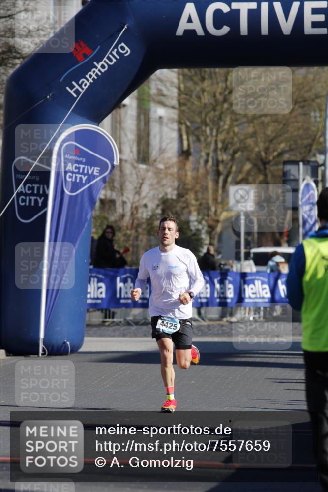 06.04.2025 - 44. Internationalen Wilhelmsburger Insellauf A. Gomolzig http://msf.ph/oto/7557659 06.04.2025 10:12:57 Ziel  meine-sportfotos.de