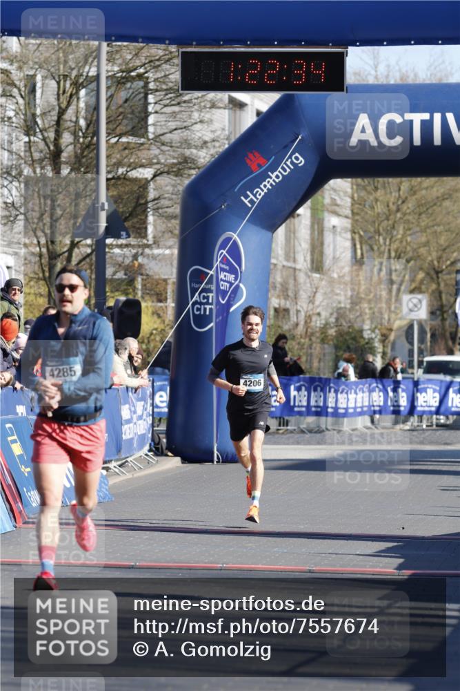06.04.2025 - 44. Internationalen Wilhelmsburger Insellauf A. Gomolzig http://msf.ph/oto/7557674 06.04.2025 10:12:33 Ziel 4206, 4285 meine-sportfotos.de