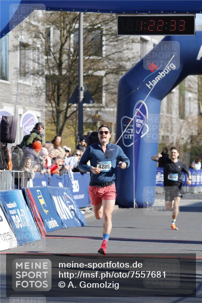 06.04.2025 - 44. Internationalen Wilhelmsburger Insellauf A. Gomolzig http://msf.ph/oto/7557681 06.04.2025 10:12:32 Ziel 4285 meine-sportfotos.de