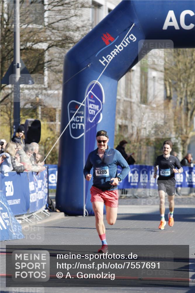 06.04.2025 - 44. Internationalen Wilhelmsburger Insellauf A. Gomolzig http://msf.ph/oto/7557691 06.04.2025 10:12:30 Ziel  meine-sportfotos.de