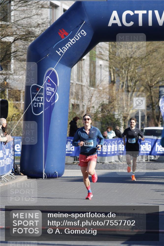 06.04.2025 - 44. Internationalen Wilhelmsburger Insellauf A. Gomolzig http://msf.ph/oto/7557702 06.04.2025 10:12:28 Ziel  meine-sportfotos.de