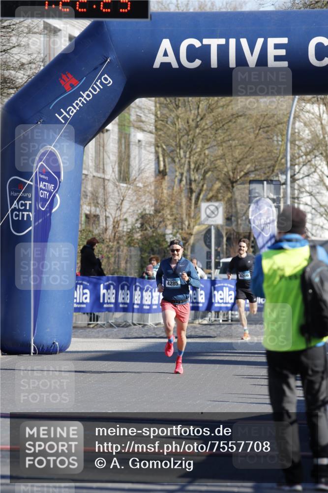 06.04.2025 - 44. Internationalen Wilhelmsburger Insellauf A. Gomolzig http://msf.ph/oto/7557708 06.04.2025 10:12:27 Ziel  meine-sportfotos.de