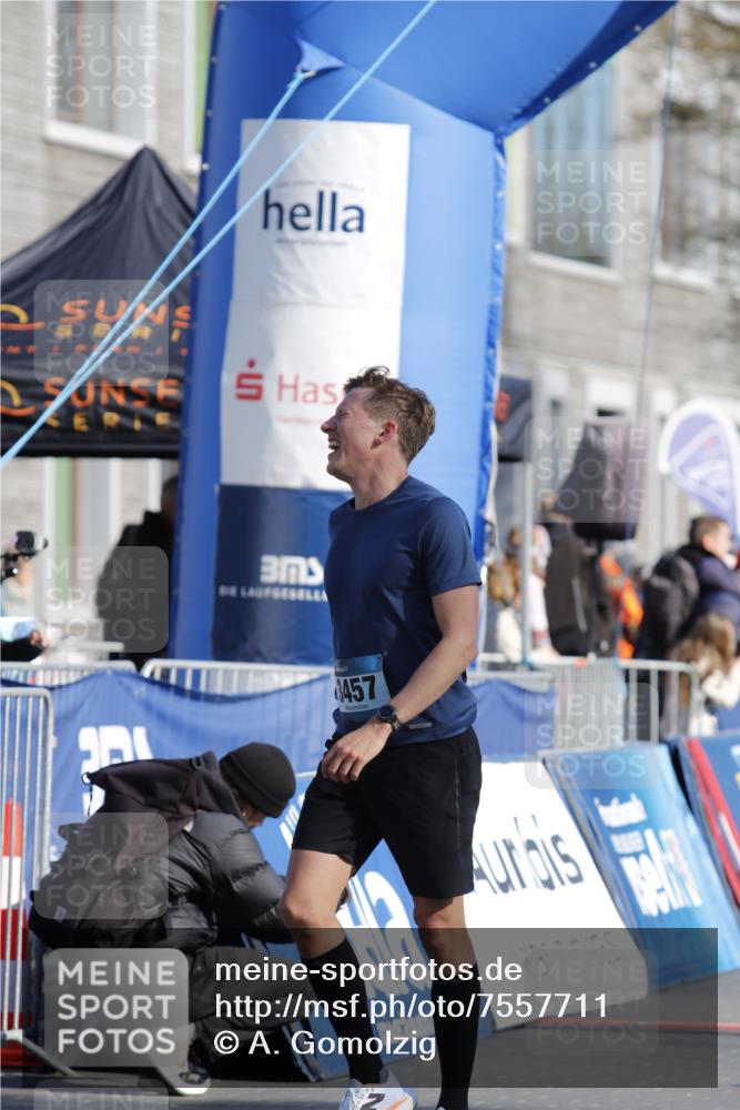 06.04.2025 - 44. Internationalen Wilhelmsburger Insellauf A. Gomolzig http://msf.ph/oto/7557711 06.04.2025 10:12:10 Ziel 3457 meine-sportfotos.de