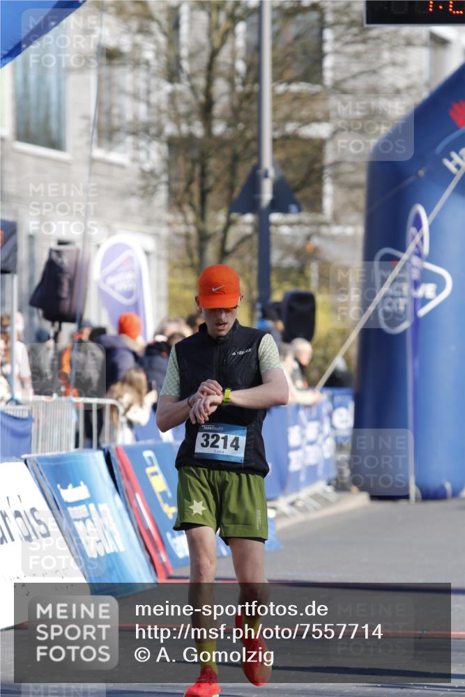 06.04.2025 - 44. Internationalen Wilhelmsburger Insellauf A. Gomolzig http://msf.ph/oto/7557714 06.04.2025 10:11:56 Ziel 3214 meine-sportfotos.de