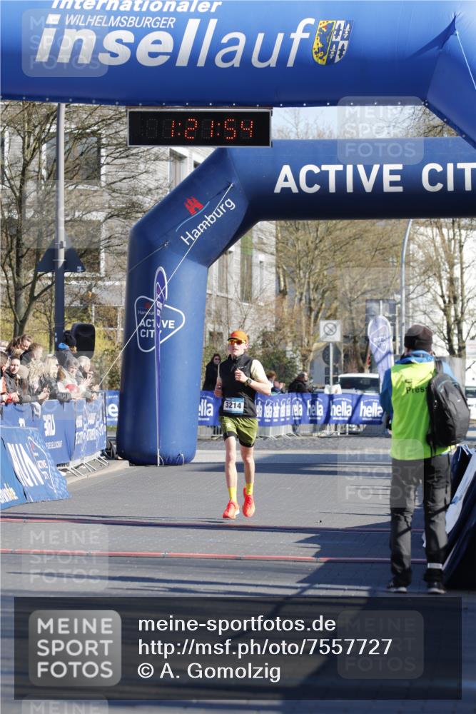 06.04.2025 - 44. Internationalen Wilhelmsburger Insellauf A. Gomolzig http://msf.ph/oto/7557727 06.04.2025 10:11:52 Ziel  meine-sportfotos.de