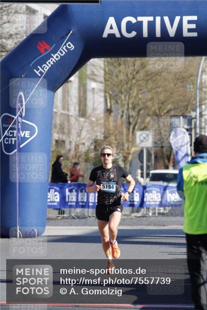 06.04.2025 - 44. Internationalen Wilhelmsburger Insellauf A. Gomolzig http://msf.ph/oto/7557739 06.04.2025 10:11:37 Ziel  meine-sportfotos.de