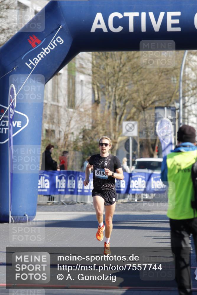 06.04.2025 - 44. Internationalen Wilhelmsburger Insellauf A. Gomolzig http://msf.ph/oto/7557744 06.04.2025 10:11:37 Ziel  meine-sportfotos.de