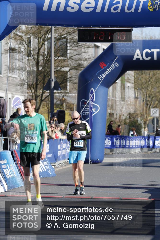 06.04.2025 - 44. Internationalen Wilhelmsburger Insellauf A. Gomolzig http://msf.ph/oto/7557749 06.04.2025 10:11:17 Ziel 3398, 5001, 5037, 5123 meine-sportfotos.de