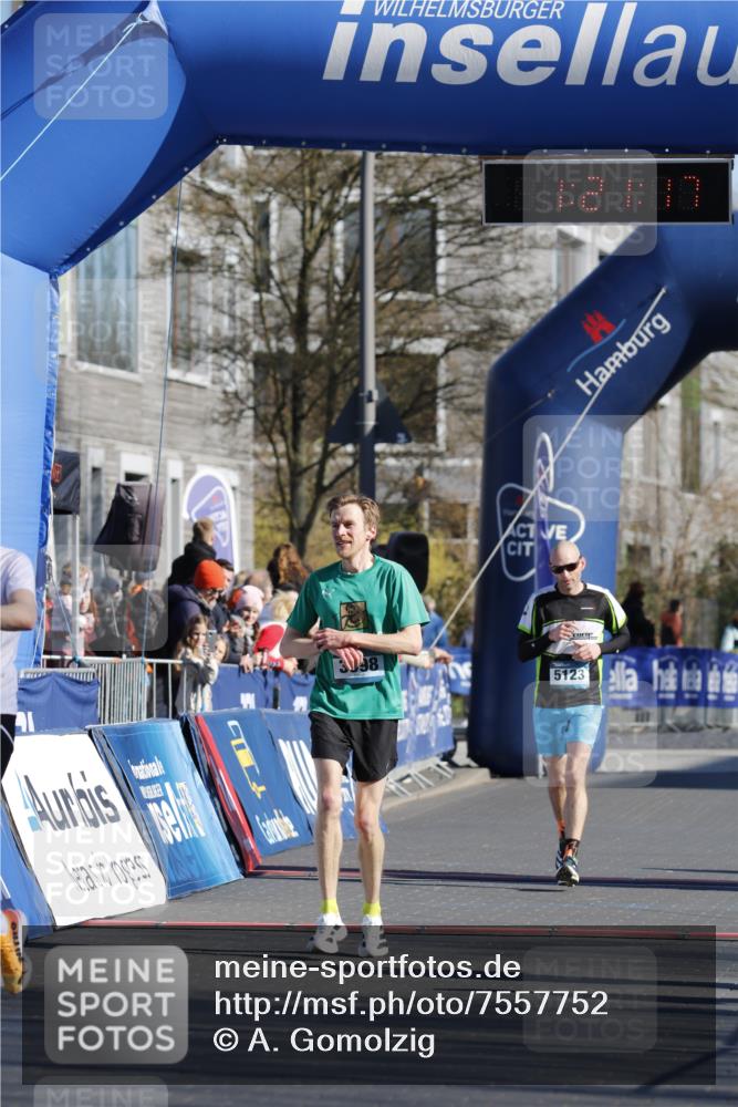 06.04.2025 - 44. Internationalen Wilhelmsburger Insellauf A. Gomolzig http://msf.ph/oto/7557752 06.04.2025 10:11:16 Ziel 3398, 5001, 5037, 5123 meine-sportfotos.de