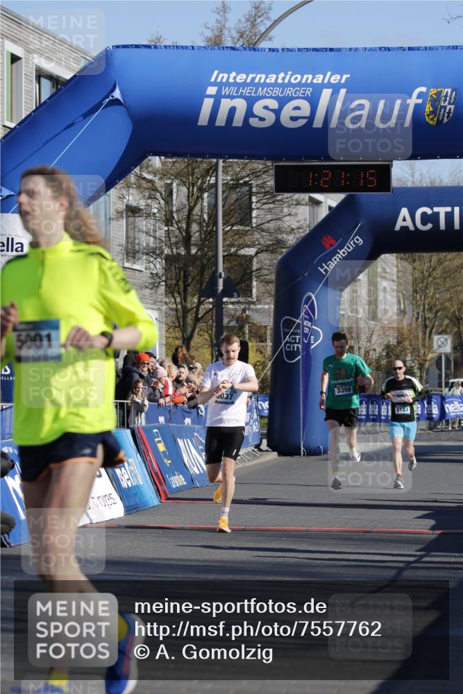 06.04.2025 - 44. Internationalen Wilhelmsburger Insellauf A. Gomolzig http://msf.ph/oto/7557762 06.04.2025 10:11:13 Ziel 5001, 5037 meine-sportfotos.de