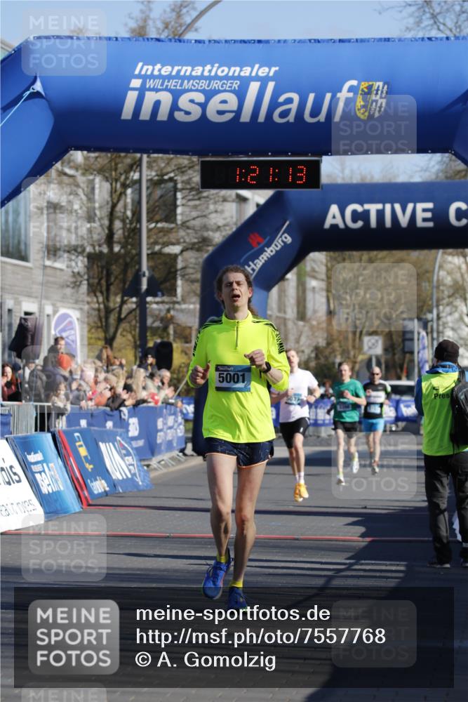 06.04.2025 - 44. Internationalen Wilhelmsburger Insellauf A. Gomolzig http://msf.ph/oto/7557768 06.04.2025 10:11:11 Ziel 5001 meine-sportfotos.de
