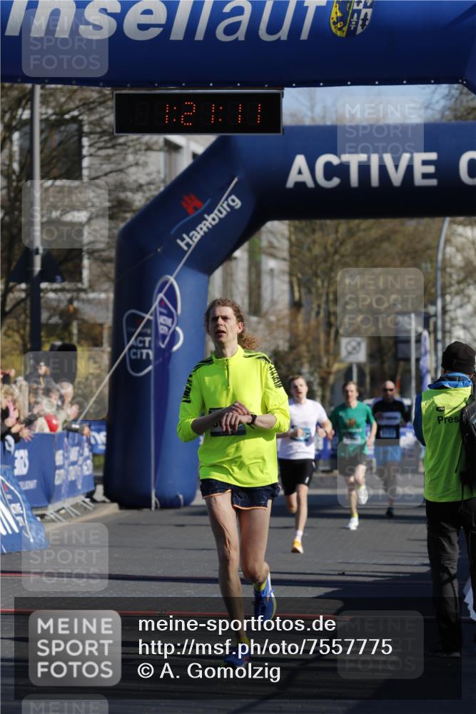 06.04.2025 - 44. Internationalen Wilhelmsburger Insellauf A. Gomolzig http://msf.ph/oto/7557775 06.04.2025 10:11:10 Ziel 5001 meine-sportfotos.de
