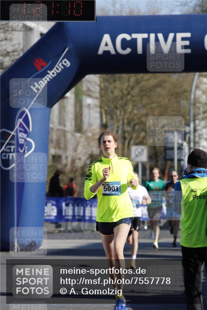 06.04.2025 - 44. Internationalen Wilhelmsburger Insellauf A. Gomolzig http://msf.ph/oto/7557778 06.04.2025 10:11:08 Ziel 5001 meine-sportfotos.de