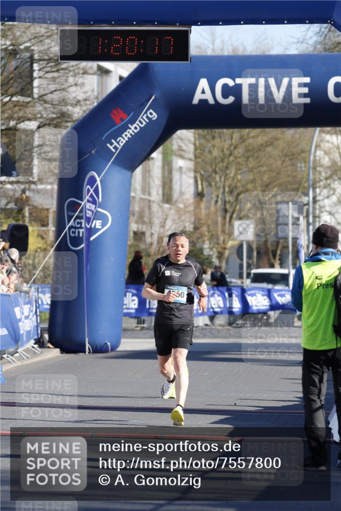 06.04.2025 - 44. Internationalen Wilhelmsburger Insellauf A. Gomolzig http://msf.ph/oto/7557800 06.04.2025 10:10:15 Ziel 4500 meine-sportfotos.de