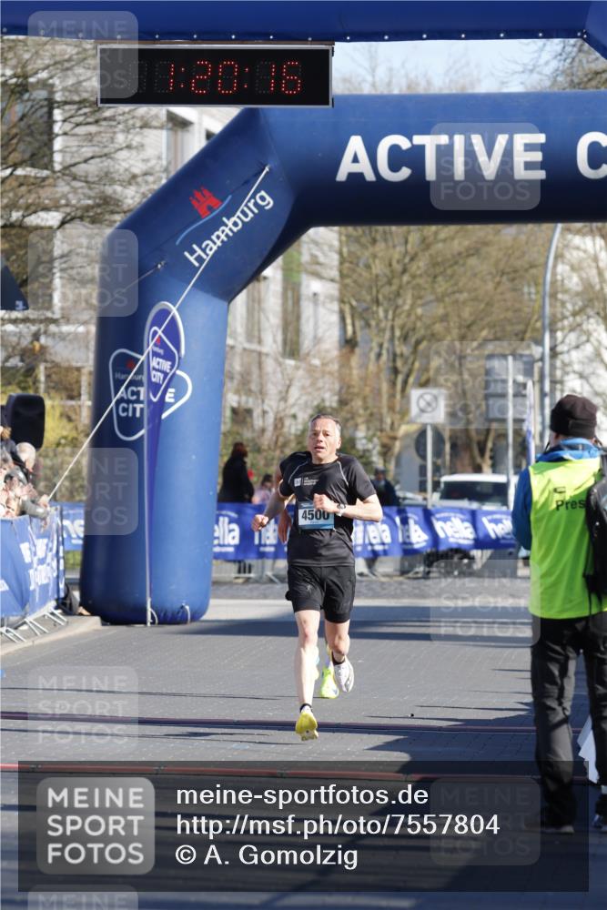 06.04.2025 - 44. Internationalen Wilhelmsburger Insellauf A. Gomolzig http://msf.ph/oto/7557804 06.04.2025 10:10:15 Ziel 4500 meine-sportfotos.de
