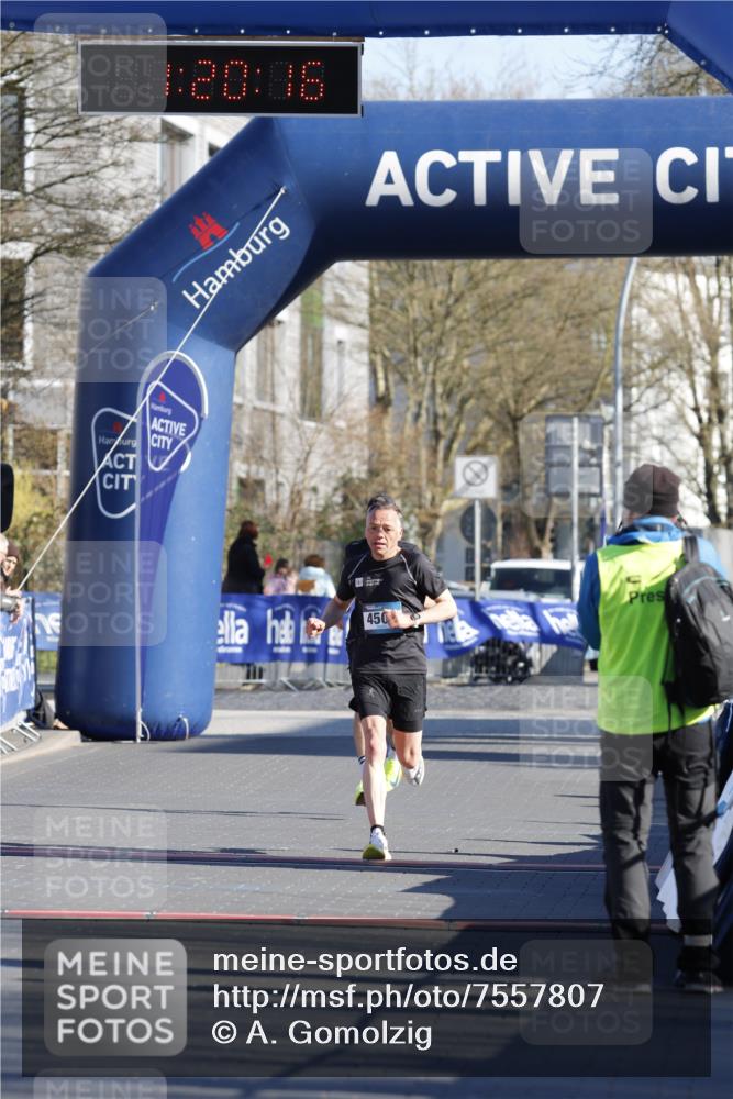 06.04.2025 - 44. Internationalen Wilhelmsburger Insellauf A. Gomolzig http://msf.ph/oto/7557807 06.04.2025 10:10:14 Ziel  meine-sportfotos.de
