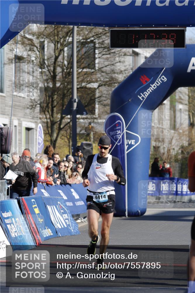 06.04.2025 - 44. Internationalen Wilhelmsburger Insellauf A. Gomolzig http://msf.ph/oto/7557895 06.04.2025 10:07:36 Ziel 4414 meine-sportfotos.de
