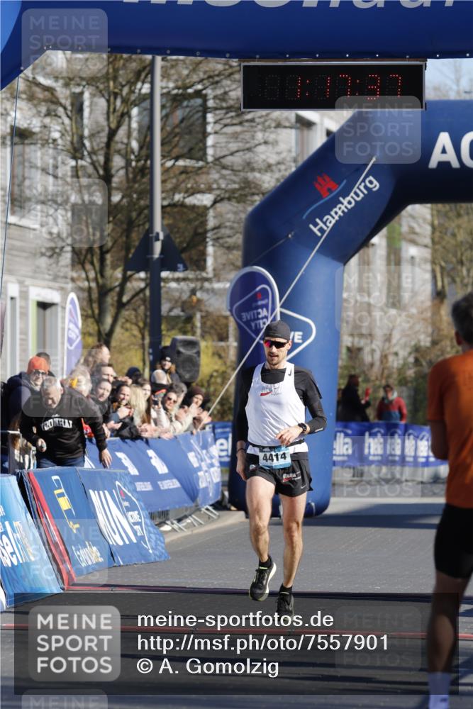 06.04.2025 - 44. Internationalen Wilhelmsburger Insellauf A. Gomolzig http://msf.ph/oto/7557901 06.04.2025 10:07:35 Ziel 4414 meine-sportfotos.de