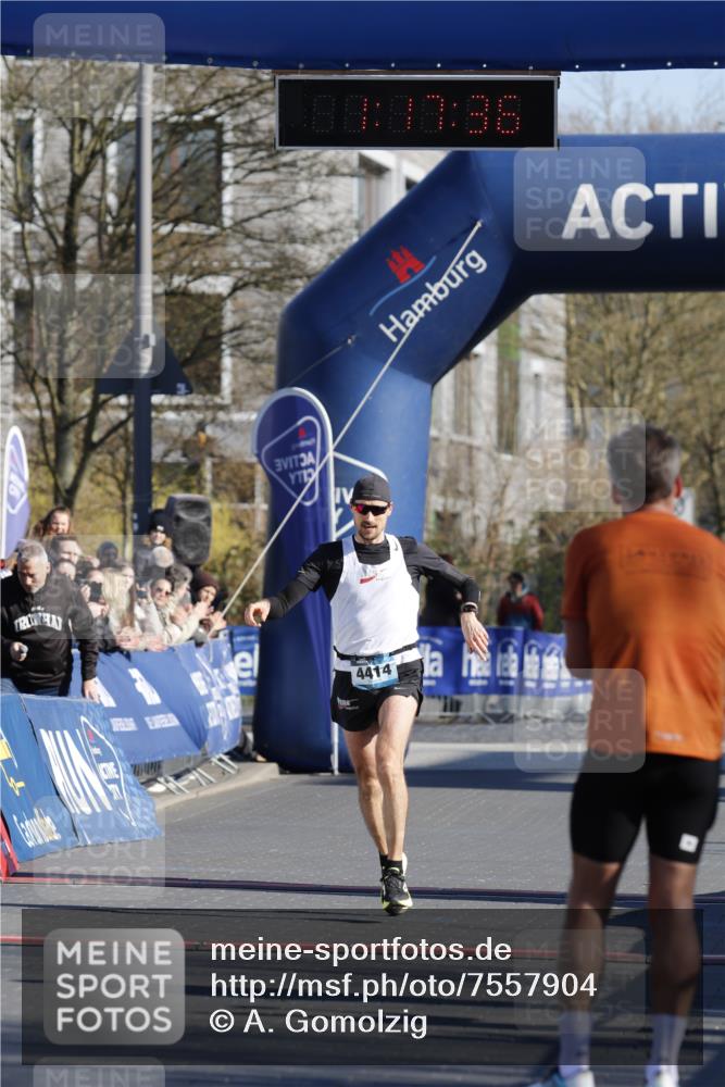 06.04.2025 - 44. Internationalen Wilhelmsburger Insellauf A. Gomolzig http://msf.ph/oto/7557904 06.04.2025 10:07:35 Ziel 4414 meine-sportfotos.de