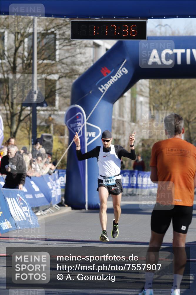 06.04.2025 - 44. Internationalen Wilhelmsburger Insellauf A. Gomolzig http://msf.ph/oto/7557907 06.04.2025 10:07:34 Ziel  meine-sportfotos.de