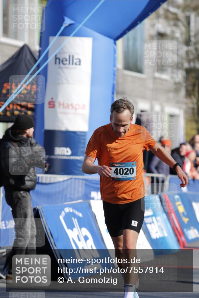 06.04.2025 - 44. Internationalen Wilhelmsburger Insellauf A. Gomolzig http://msf.ph/oto/7557914 06.04.2025 10:05:30 Ziel 4020 meine-sportfotos.de